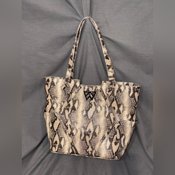 Kelly Wynne Snakeprint Tote